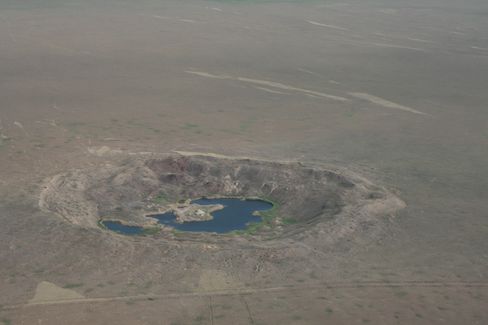 Et av kraterne etter prøvesprengningene ved Semiplatinsk. 