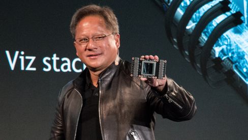 Nvidia-sjef Jensen Huang viser frem den Volta-baserte GV100 GPU-en som sitter i utregningskortet Tesla V100. En nedskalert Volta-brikke blir før eller siden å finne i GTX-serien.