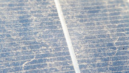 Har studert støv på solcellene i halvannet år - nå er resultatet klart
