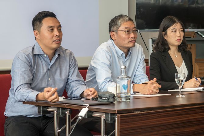 Utdypet med pressen: Eric Zhou Chen, som er plansjef på Kirinteamet og Fellow Ai Wei som er strateg innen chipset og hardwareteknolog, sammen med en PR-dame fortale overaskende åpent om den nye Kirin-prosessorens nye egenskaper.