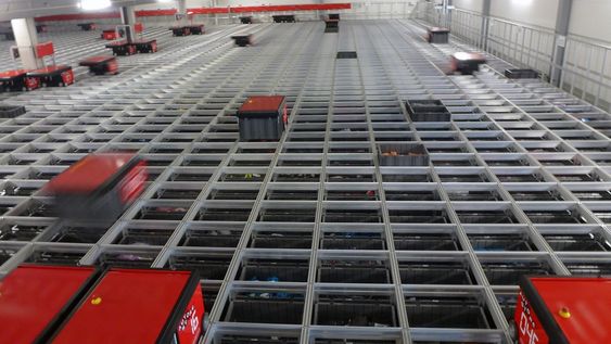 Slik ser det ut på Stormberg-lageret i Kristiansand. 48 roboter og 41 000 kasser ser til at nettkundene får sitt.