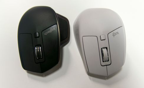 Originale MX Master i kledelig svart ved siden av en hvitbeige utgave av MX Master 2S.