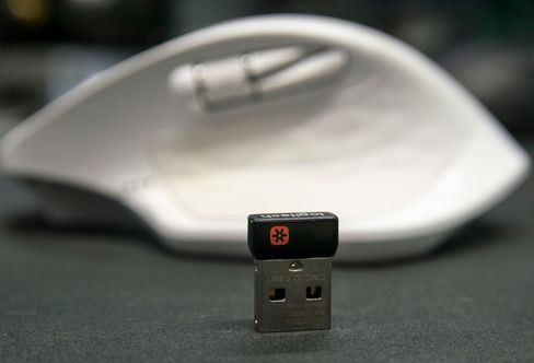 Logitechs Unifying-mottaker passer med de fleste nyere Logitech-mus og koster relativt lite å erstatte. MX Master 2S kan bruke en slik liten plugg, eller Bluetooth-funksjonen som er bygget inn i PC-en din.