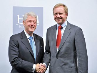 Møte med Clinton: Haugland hilser på tidligere USA-president Bill Clinton i Milano i 2009..