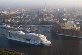 Aidaprima på vei inn til kai i Hamburg for frøste gang i fjor, rett fra verftet i Japan. Skipet har en LNG-drevet hjelpemotor som bidrar til å redusere utslipp når den ligger til kai. Det er 300 meter langt, 37,6 meter bredt og har plass til 3.300 passasjerer.