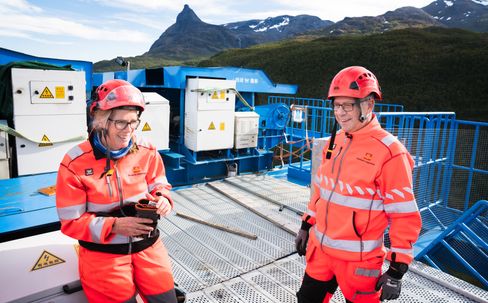 Delprosjektleder Dagrunn Kaasen og byggleder for stål, Kurt Grundstad på toppen av Hålogalandsbrua.