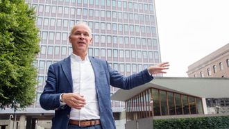 Kommunal- og moderniseringsminister Jan Tore Sanner utenfor regjeringskvartalet