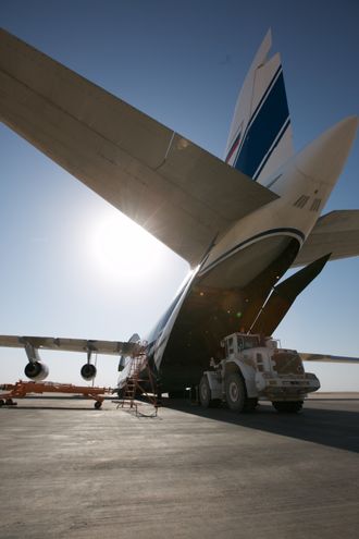 Antonov An-124, verdens største serieproduserte transportfly, har fløyet ned 500 tonn utstyr fra Norge..