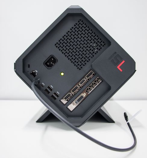 Omen Accelerator fungerer også som en «hub» med tilkoblingsporter for tastatur, mus, nettverk og skjerm. Og en hardisk på innsiden, da.