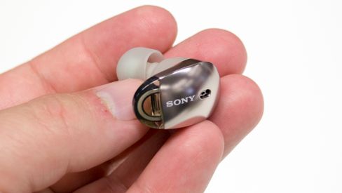 Sonys WF-1000X er blant hodetelefonene som har en litt annen lydsignatur på iPhone enn på de fleste Android-telefoner. iPhone-lyden er skarpere og mer aggressiv, noe som kan gjøre dem litt slitsomme på enkelte typer musikk.