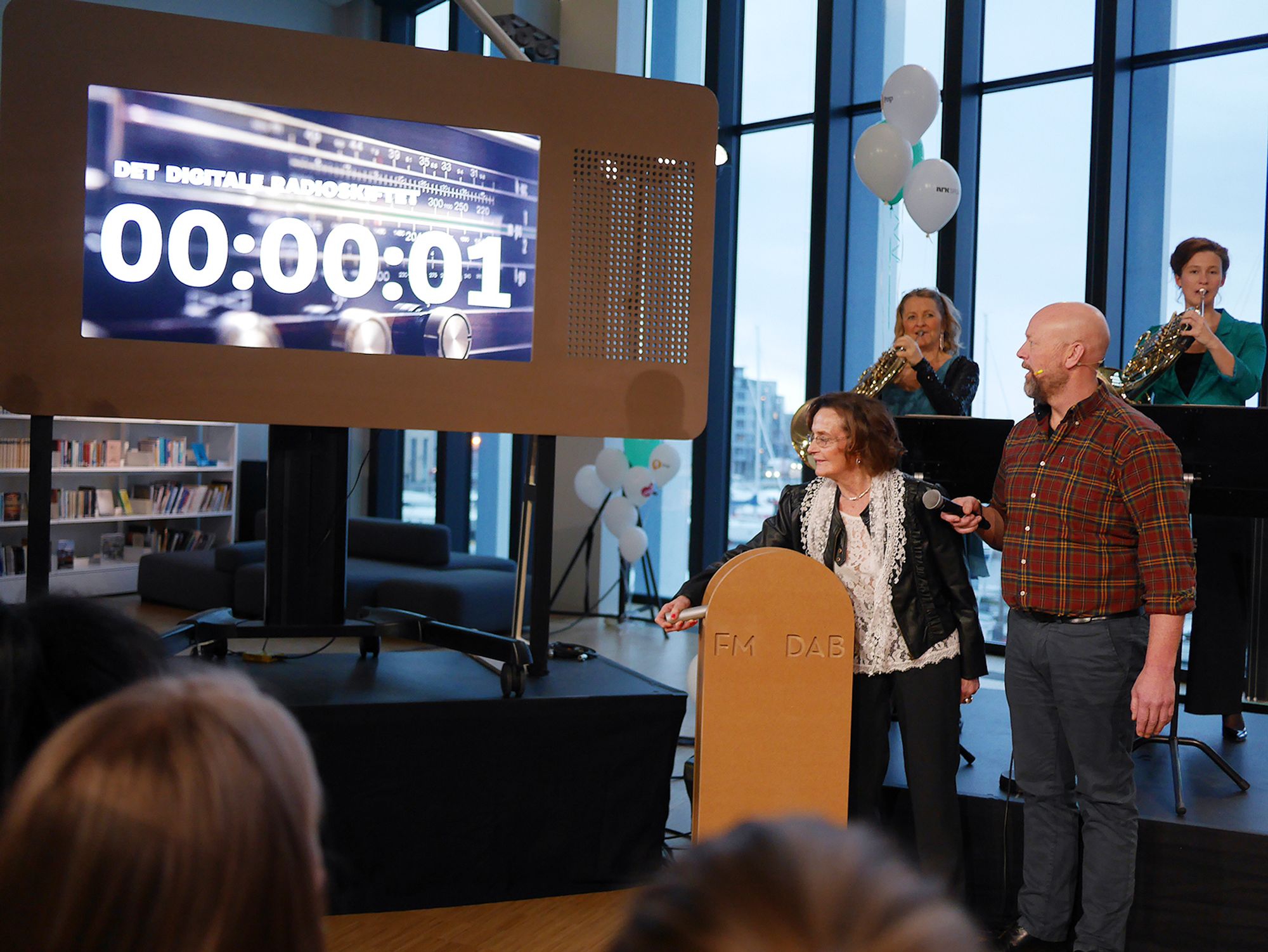 NRK Nordland-lytter, Berit Olderskog, drar i den symbolske spaken da FM-nettet i Nordland blir slukket 11. januar kl. 11.11. Til høyre programleder Geir Schau i Radio Norge. Foto: Stian Sønsteng
