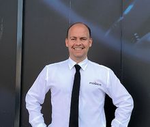 Ole Kristian Karlsen, varehussjef i Power Drammen, har sendt ut tre egne opplysningskampanjer om slukningen til sine kunder i området. Foto: Power