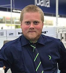 Varehussjef på Elkjøp Lyngdal, Roy Arild Tobiassen, venter nytt oppsving i dab-salget i september, når P4 og Radio Norge stenger sine FM-sendinger. Foto: Elkjøp