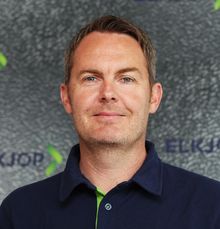 Varehussjef på Elkjøp Megastore Kristiansand, Stian Hauge, sier kundene har vært godt forberedt på dab-overgangen. Foto: Elkjøp