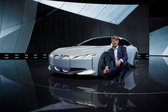 BMW-sjef Harald Krüger foran BMW i Vision Dynamics.