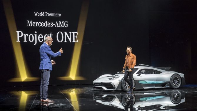 MB-sjef Dieter Zetsche og tredobbel F1-mester Lewis Hamilton presenterte Mercedes-AMG Project ONE.