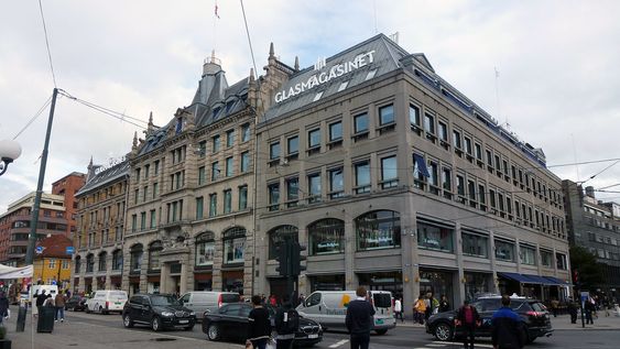 GlasMagasinet ligger midt i Oslo sentrum. Nesten 150 000 mennesker passerer daglig dette området.