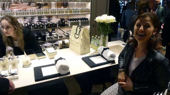 Gina Azaric synes det var stas å åpne butikk i Oslo. Her i duftbaren fra Jo Malone fra London hvor ansatte med velutviklede neser kan hjelpe med å sniffe seg frem til den duften som passer best til deg. 
