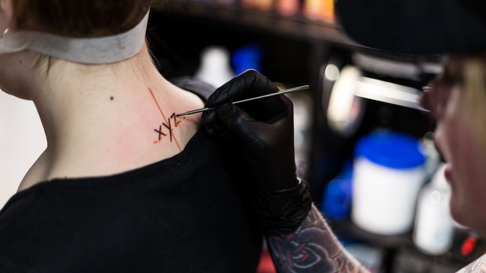 Nanopartikler fra tatoveringer samler seg i lymfeknutene, viser ny forskning. 