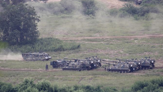 Koreanske K9 Thunder skyter skarpt på en øvelse nær den demilitariserte sonen i Paju 5. september som ledd i en maktdemonstrasjon etter Nord-Koreas atomprøvesprengning.