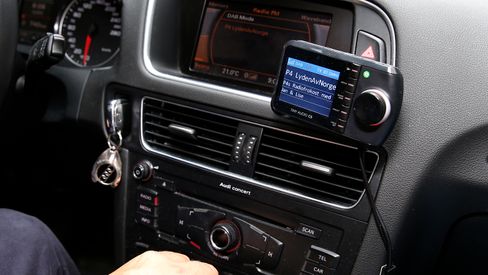 Slik kan en DAB-adapter i bilen se ut.