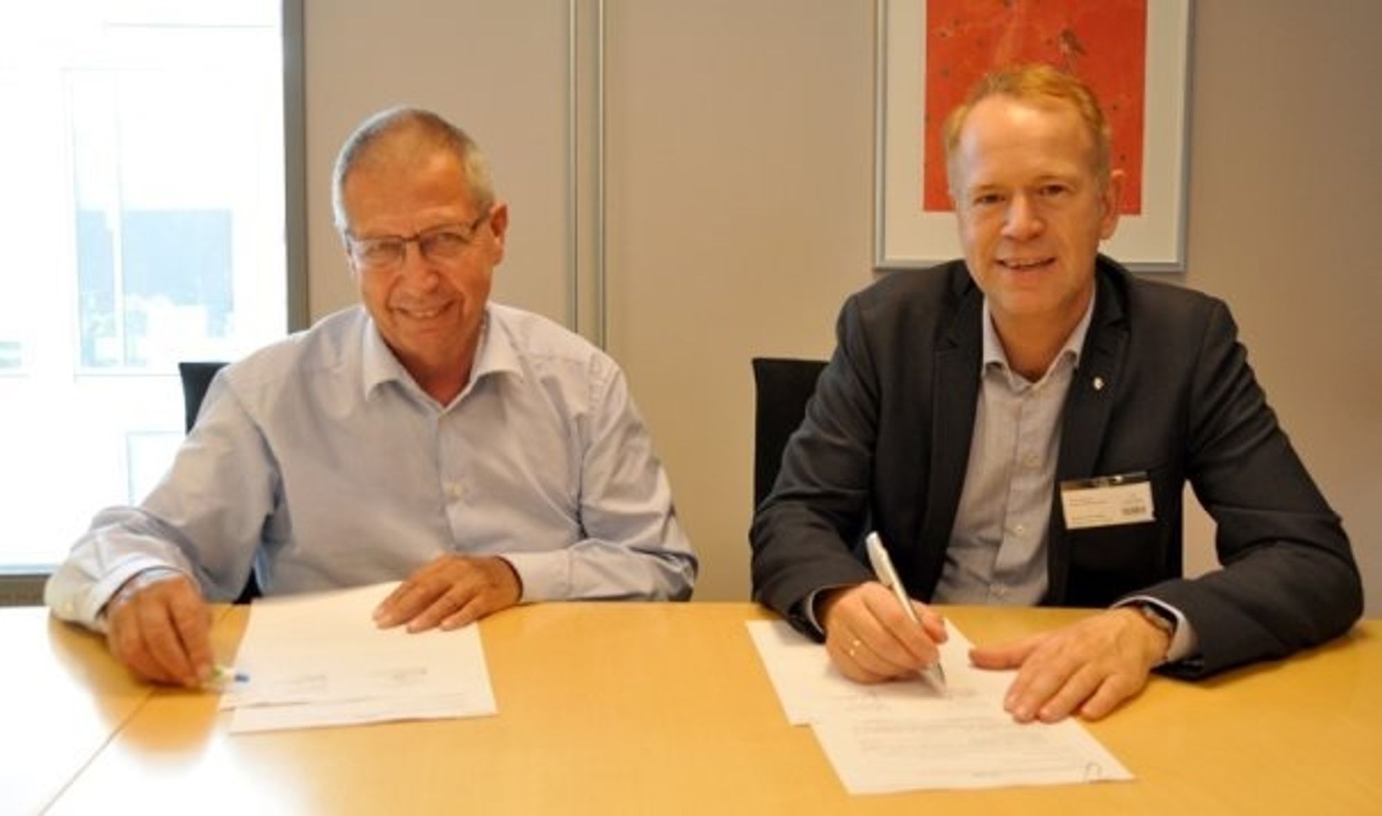 Vegdirektør Terje Moe Gustavsen og direktør Øivind Strømme i Skatteetatens regionavdeling signerte avtalen som skal bedre arbeidet mot arbeidsmarkedskriminalitet.