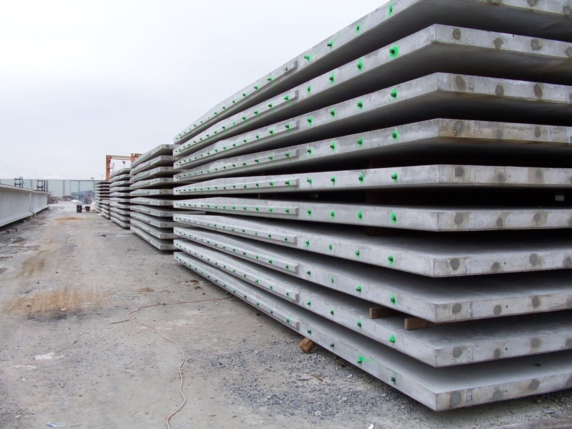 I USA har de tatt i bruk en teknikk med å produsere betongdekker på veg ved bruk av prefabrikkerte betongplater (Precast Concrete Pavement Technology).