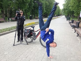 Russland: Det er ikke sykkel som er 51 åringen Robert Mohrs sport. Han driver med turn og karate og har ingen problem med å hoppe rundt sykkelen på en hånd.