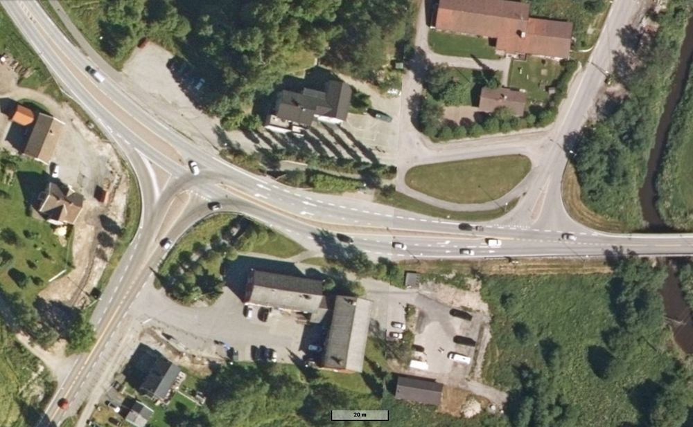 Slik ser de to T-kryssene på Elvestad ut i dag. Det er tydelig at gamle E18 har vært viktigst. Nå skal kryssområdet bygges om slik at fylkesveg 120 blir gjennomgående.