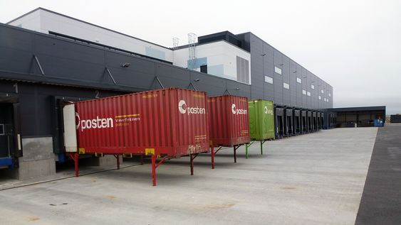 Tre containere står klare for å fylles med nettvarer.