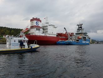 LPG-skipet Clipper Harald ble buksert til Nato-kaia i Langesundfjorden. Dykkere fra svensk kustbevakning gikk ned og sjekket skroget for skader. Oljevernøvelsen Scope 2017.