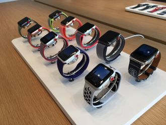 På en pressevisning i London viste Apple frem utvalget av ulike reimer og ulike varianter av Apple Watch 3. Klokken finnes i to størrelser.