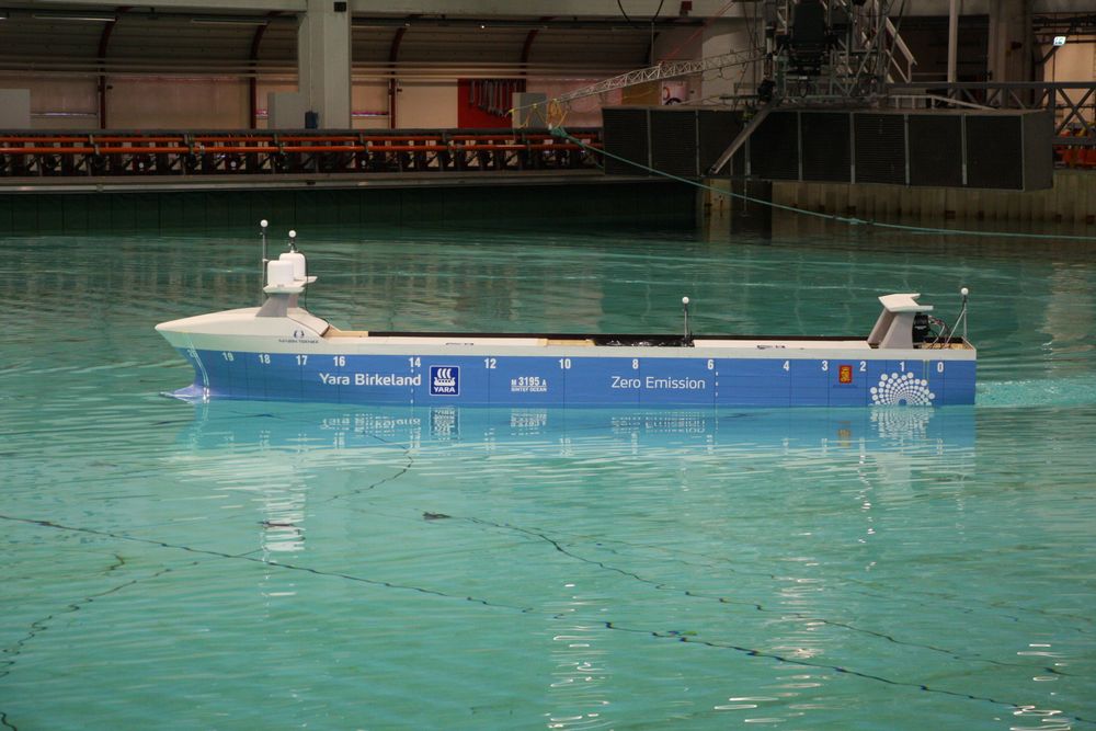 Sintef Ocean og laboratoriene i Trondheim spiller en viktig rolle i maritim utvikling for Norge. Her fra modelltesting av Yara Birkeland i havbassenget.