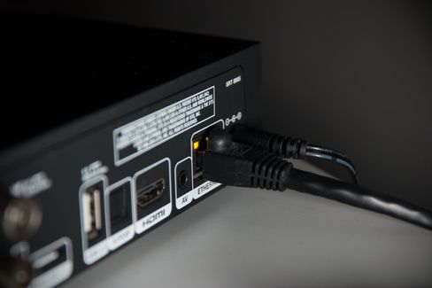 For å koble SMART-boks I til nettet med kabel, må du plugge inn nettverksledningen til inngangen bak. Den er merket med Ethernet.
