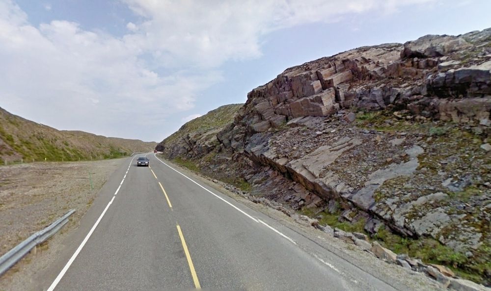Fra denne skjæringen skal det sprenges 21 500 kbm for å sikre fylkesveg 894 mot ras. Sannsynligheten er stor for at det blir gjort av en entreprenør fra Kirkenes.
