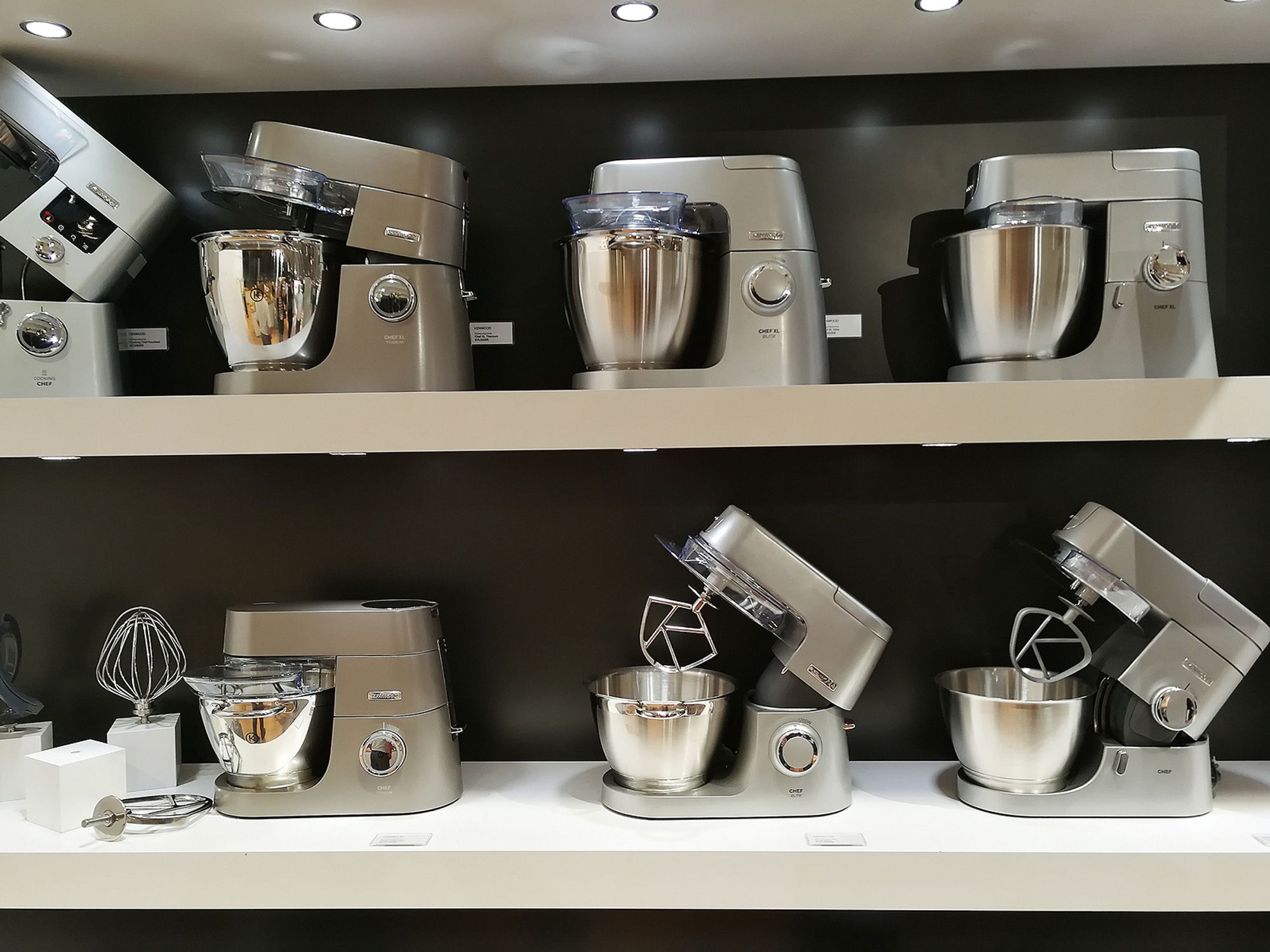 I den nye Kenwood serie av kjøkkenmaskiner kommer alle modellene i stål-utførelse. Foto: Marte Ottemo.