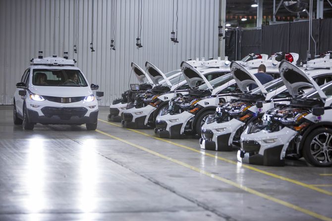 Autonome testbiler av typen Chevrolet Bolt på Orion-fabrikken.