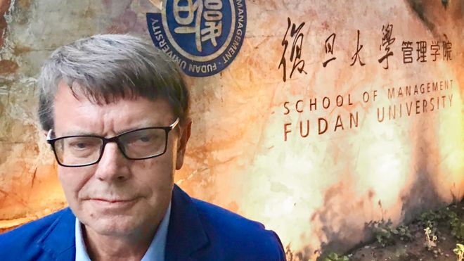 Han har undervist kinesiske ingeniører i business i 20 år. Nå er studiet på listen over de beste i hele verden