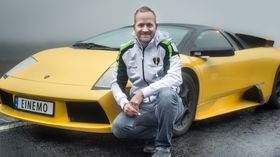 TIDLEG UTE: Johannes Einemo er svak for italienske fartsvidunder – og særeigne bilskilt.