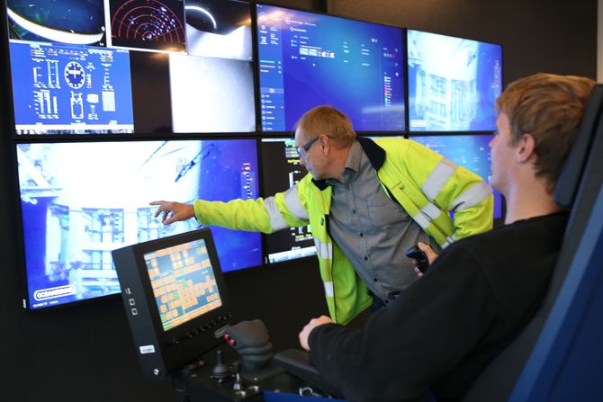 Styres fra kontoret: I kontrollrommet på Forus kan ROV-pilot Reidar Nedland styre med millimeterpresisjon – og bli underholdt av hvordan stor fisk sluker mindre fisk i havet. 