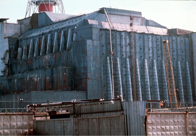 Den fjerde reaktoren i Tsjernobyl har blitt pakket inn i en såkalt sarkofag i håp om at det skal hindre ytterligere radioaktiv stråling.