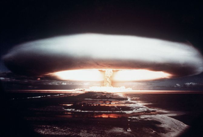 I tiden etter andre verdenskrig ble det gjennomført prøvesprengninger av kjernevåpen av flere land. Bildet viser en av over 130 prøvesprengninger Frankrike gjennomført i Mururoa i Stillehavet.