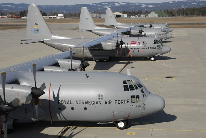 Fire av C-130H-flyene på Gardermoen før avreise til Arizona sommeren 2008.
