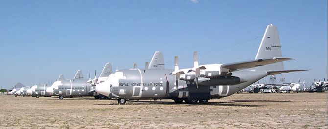 Hermetisk lukkede Hercules-fly på flybasen Davis-Monthan.
