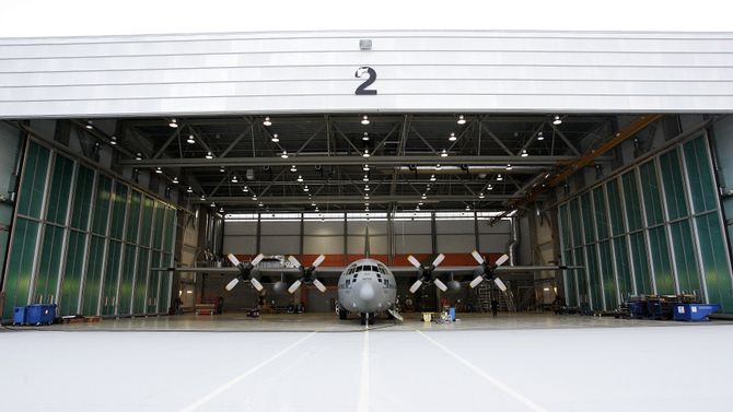 Et C-130H Hercules gjøres klart i hangaren på Gardermoen flystasjon i januar 2008 noen få måneder før utfasingen.
