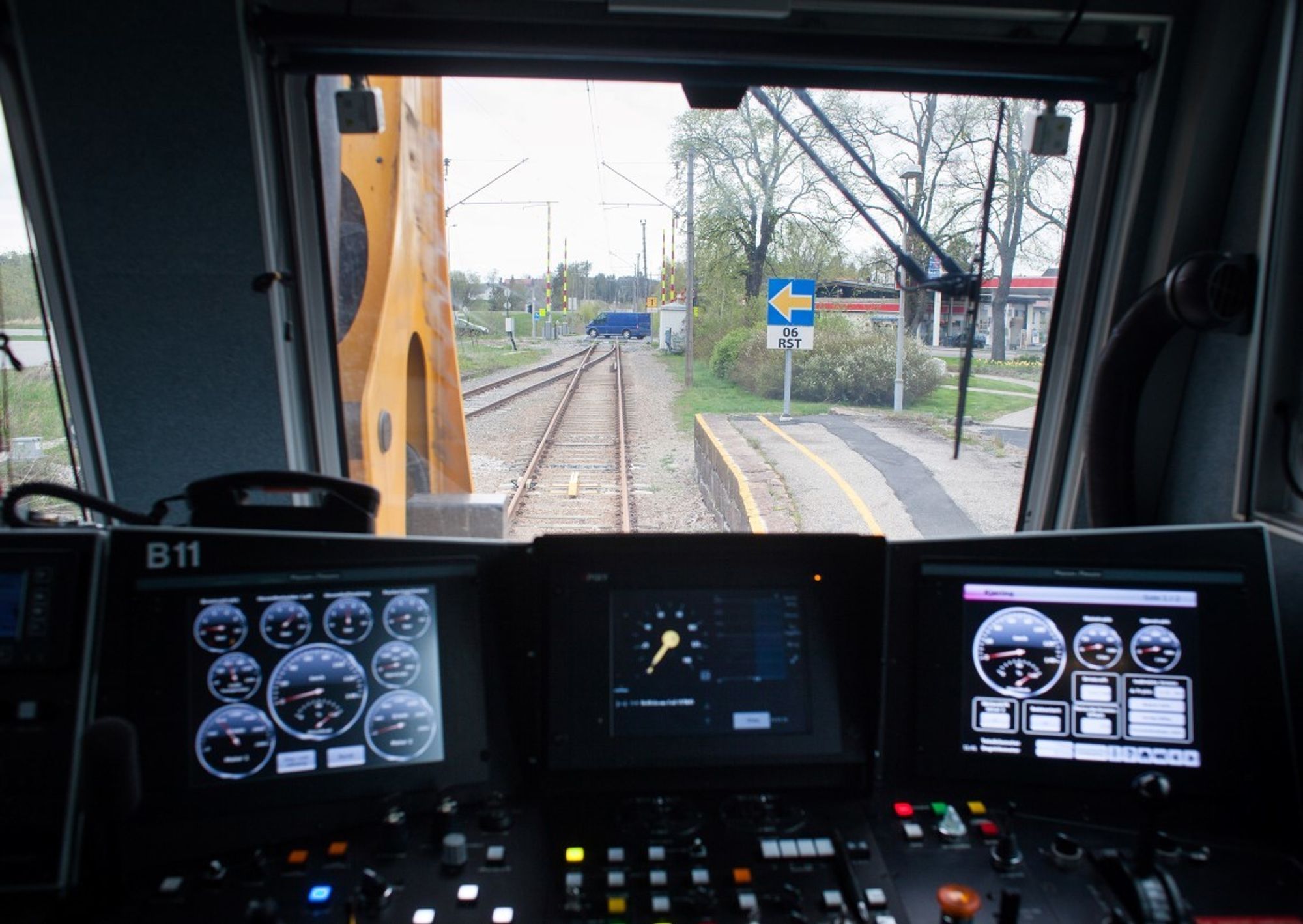 Med ERTMS mottar lokføreren informasjon og kjøretillatelser på en datamaskin inne på toget. Derfor trenger han ikke lenger å se etter grønt og rødt lys langs jernbanen.
