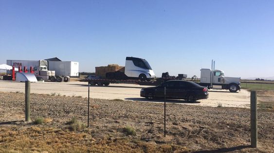 Dette bildet ble publisert på Reddit for en stund siden, og skal stamme fra Inyokern Airport, like nord for Teslas hovedkvarter i California.