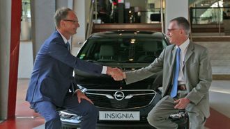 Opel Vauxhall-direktør Michael Lohscheller (ventre) og Groupe PSA-direktør Carlos Tavares.