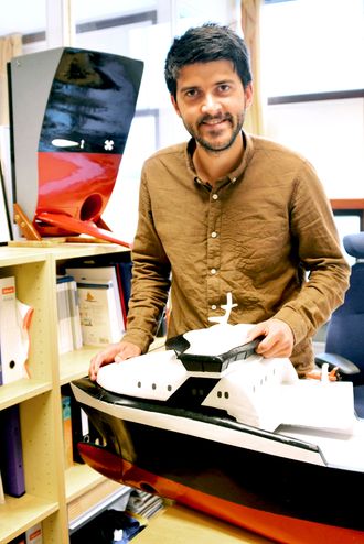 Audun Yrke med skipsmodellen med fungerende bølgevinger. Han fikk ideen til foldemekanismen i 2015 mens han skriblet og skisset i en bok på en forelesning.