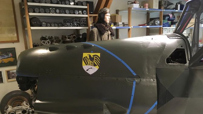 Man skal ha sans for detaljer når man restaurerer fly. Adler-emblemet er plassert på motordekselet foran tape som markerer grensa mellom RLM 70 Schwarzgrün og RLM 71 Dunkelgrün.
